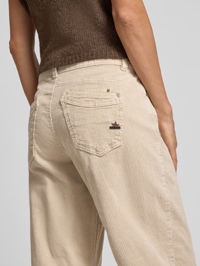 Kobieta nosi Relaxed Fit Cordhose aus Baumwoll-Mix Modell 'Malibu' od Buena Vista, jasny beż, prążkowana tekstura, detal kieszeni, zbliżenie tylu, damskie spodnie sztruksowe, kontekst: damska sztruksowa spodnie od Buena Vista