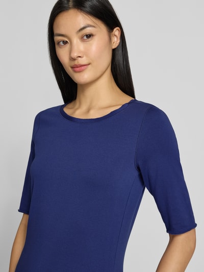 Frauenmodel trägt T-Shirt mit Rundhalsausschnitt und 1/2-Arm von Marc Cain, Baumwoll-Elasthan-Mix, Regular Fit, Nahaufnahme Oberkörper.