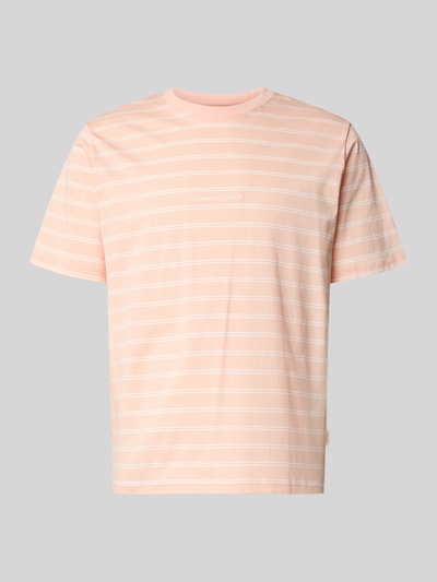 Produktfoto, T-Shirt mit Streifenmuster und Label-Stitching von Jack & Jones in zartem Rosa mit weißen Streifen, Reine Baumwolle, Relaxed-Fit, Rundhalsausschnitt, Rückenlänge bei Größe M 72 cm, glatte Textur.