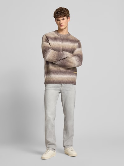 Männermodel trägt Straight Fit Jeans aus Baumwoll-Mix Modell 'CASH' von Pepe Jeans, unifarben, denim, 5-pocket, ganzkörperansicht von vorne.