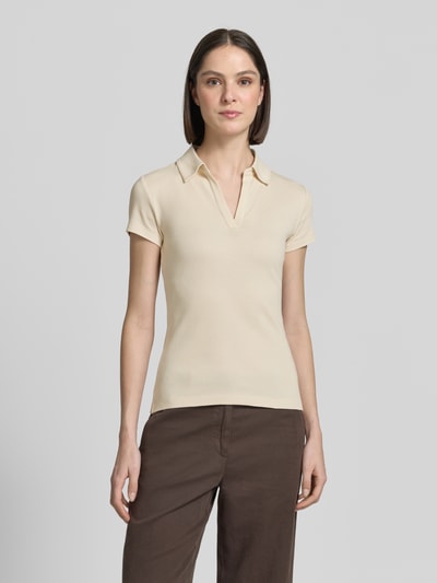 Frauenmodel trägt Damen T-Shirt von Someday aus Baumwoll-Elasthan-Mix, Slim-Fit, Ripp-Optik, Polokragen, V-Ausschnitt, Modell 'Kleoh Polo', Rückenlänge bei Größe 36: 60 cm, helle Farbe, glatte Struktur, Ganzkörperansicht von vorne.