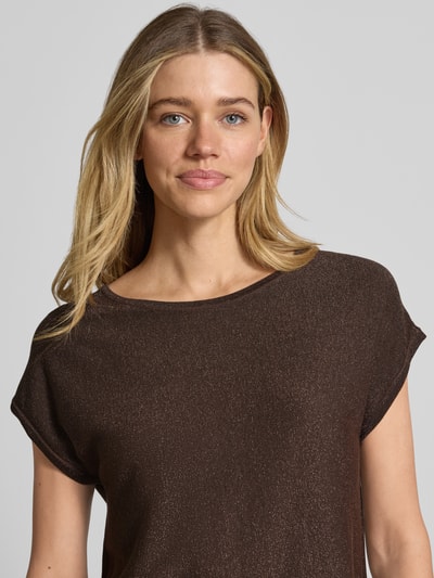 Frauenmodel trägt Strickshirt aus Viskose-Mix mit Rundhalsausschnitt von Comma, schimmernd, Regular-Fit, Damen, Nahaufnahme Oberkörper. Rückenlänge bei Größe 36: 51 cm.