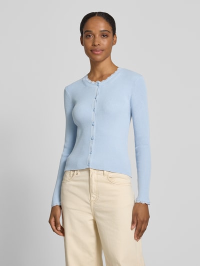 Frauenmodel trägt Slim Fit Strickjacke aus Viskose-Mix Modell 'Wonder' von Vero Moda, Optik: Unifarben, Spitzen-Besatz, Rundhals, Ärmelform: Langarm, Materialverarbeitung: Rippstrick; Obermaterial in hellblau, Struktur feingerippt, glatte Textur, Ganzkörperansicht von vorne.