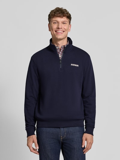 Männermodel trägt Relaxed Fit Sweatshirt aus elastischem Baumwoll-Mix von Napapijri in Dunkelblau, Logo-Detail, Ganzkörperansicht von vorne.