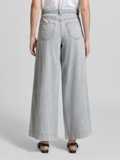 Frauenmodel trägt Regular Fit Wide Leg Jeans aus reiner Baumwolle Modell 'AISA' von Vero Moda in Denim-Optik mit 5-Pocket-Design, Ganzkörperansicht Rückansicht.