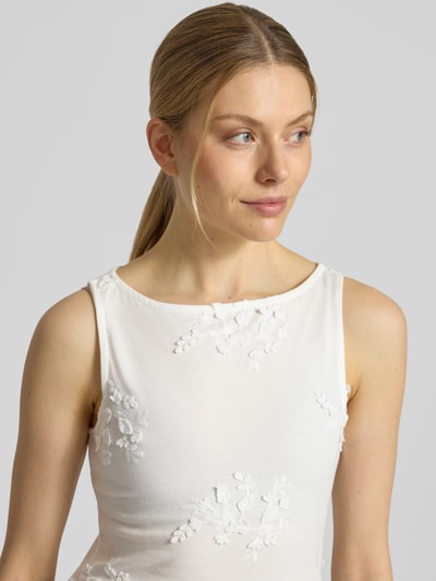Modelka kobieca nosi Regular Fit Top mit Baumwoll-Anteil Modell 'VIVIAN' od Vero Moda, biały, hafty, jersey, krój regular fit, zbliżenie górnej części ciała