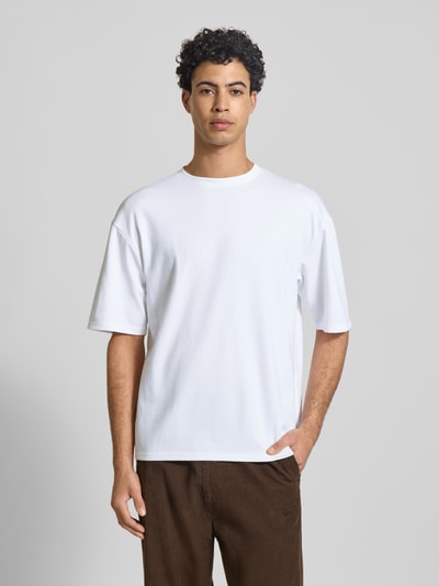 Männermodel trägt Boxy Fit T-shirt aus katoenmix Model 'CASPIAN AIRFLEX BOXY' van Only & Sons, look: effen, ronde hals, korte mouw, ademend, verkoelend, vochtregulerend, Ganzkörperansicht van voren.