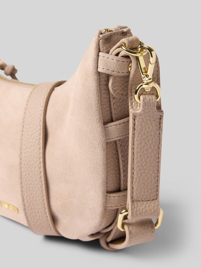 Produktfoto, Handtasche aus Kalbsleder mit Label-Applikation von Hey Marly, beżowy kolor, faktura skóry cielęcej, złote okucia, główna przegroda z zamkiem błyskawicznym, model 'Lifetime Sister', pasek na ramię, szerokość w rozmiarze 1: 25 cm, długość w rozmiarze 1: 18 cm, głębokość w rozmiarze 1: 7 cm, długość paska na ramię w rozmiarze 1: 90 cm