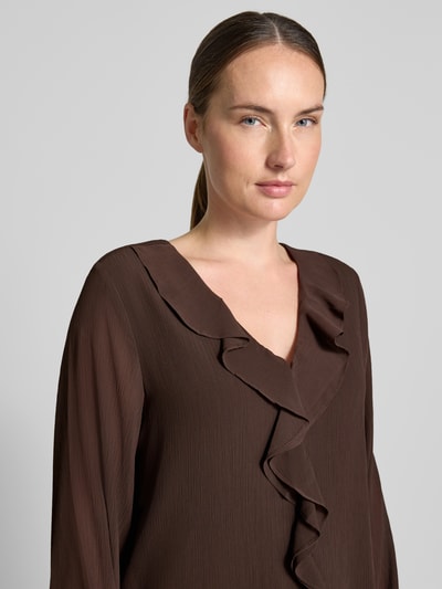 Frauenmodel trägt Regular Fit Langarmbluse in Crêpe-Optik von s.Oliver BLACK LABEL in Braun, strukturierte Oberfläche, Nahaufnahme Oberkörper.