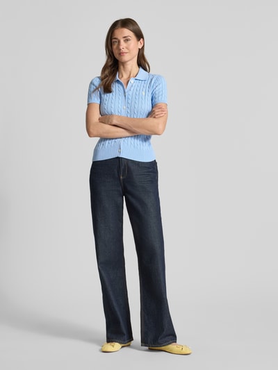 Frauenmodel trägt Slim Fit Strickjacke mit Polokragen von Polo Ralph Lauren, Optik: Unifarben, Logo-Stitching, Materialverarbeitung: Strick, Ganzkörperansicht von vorne.