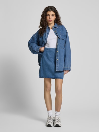 EDITED Oversized Jeanshemdjacke mit Brustpattentasche Modell 'Anisha' Jeansblau 1