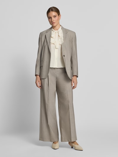 Vrouwenmodel draagt Regular Fit Schluppenbluse met Rüschen van Christian Berg Woman Selection, crèmekleur, knoopsluiting, lichte stof, lange mouwen, damesblouse, gehele lichaamsaanzicht van voren, ruglengte 57 cm, mouwlengte 60 cm.