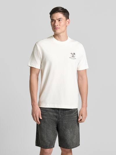 Männermodel trägt weißes Relaxed Fit T-Shirt aus reiner Baumwolle von Marc O'Polo, kombiniert mit dunkler Shorts, Herren T-Shirt, Ganzkörperansicht von vorne.