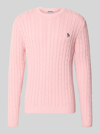 Produktfoto, Slim Fit Strickpullover reine Baumwolle von REVIEW in Rosa mit Zopfmuster, Logo Stickerei, gerippte Bündchen, Vorderansicht