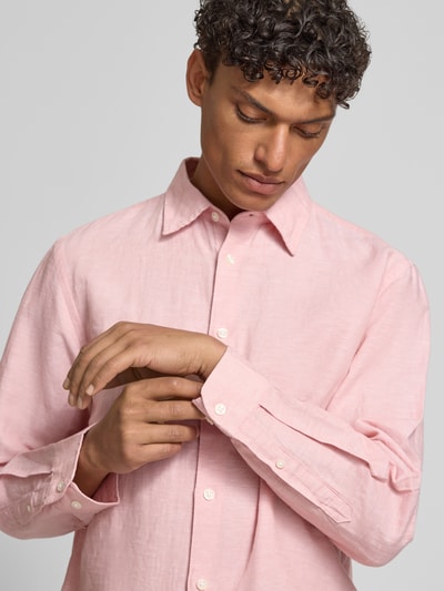 Männermodel trägt Regular Fit Freizeithemd aus Leinen-Baumwoll-Mix Modell 'CLAY LINENBLEND' von SELECTED HOMME in Melange-Rosa, Nahaufnahme Oberkörper.