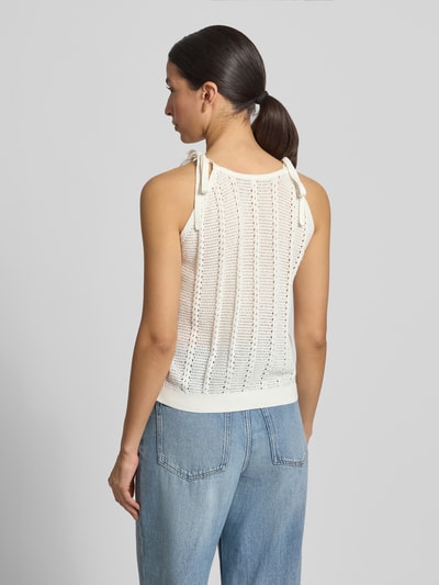Frauenmodel trägt Relaxed Fit Trägertop aus Baumwoll-Mix Modell 'LUX LIGHT' von Vero Moda, Optik: Unifarben, Lochstrickmuster, Ganzkörperansicht Rückansicht