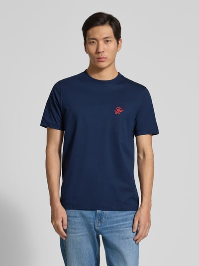 Mannenmodel draagt Regular Fit T-Shirt aus reiner Baumwolle van Tommy Hilfiger, effen donkerblauw, logo-stitching, ronde hals, korte mouw, katoen, frontale volledige lichaamsopname.