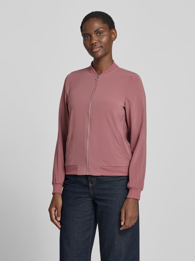 Kobiece model prezentuje Regular Fit Blouson mit Allover-Muster model 'COCO' od VERO MODA, jednolity różowy kolor, gładka tekstura, całkowity widok z przodu, damska bomberka/bluzon.