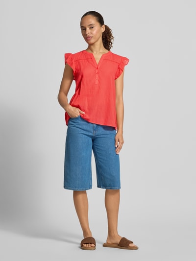 Frauenmodel trägt Blusenshirt mit kurzer Knopfleiste Modell 'FABIANA' von Soyaconcept aus Reine Baumwolle mit Gerader-Schnitt, rote Farbe, Serafino-Ausschnitt, Rückenlänge 55 cm bei Größe S, Ganzkörperansicht von vorne.