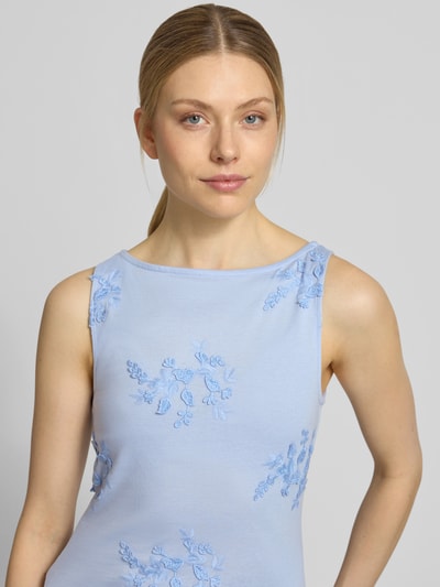 Frauenmodel trägt Regular Fit Top mit Baumwoll-Anteil Modell 'VIVIAN' von Vero Moda, Optik: Unifarben, Applikation: Stickereien, U-Boot-Ausschnitt, Ärmelform: Ohne Ärmel, Materialverarbeitung: Jersey, Nahaufnahme Oberkörper.