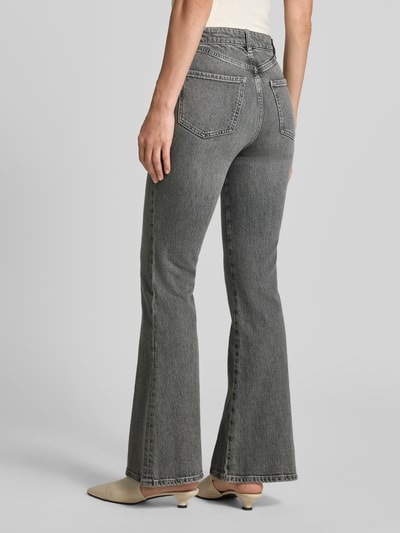 Frauenmodel trägt Regular Fit Bootcut-Jeans aus Baumwoll-Mix Modell 'ROSALYA-FLARE 1.0' von BOSS, Damen Bootcut-Jeans, Ganzkörperansicht Rückansicht.
