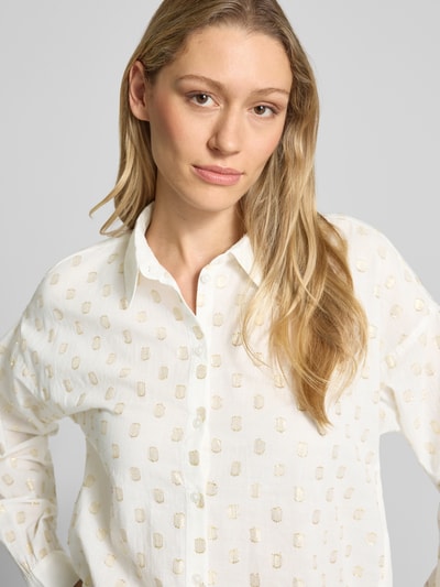 Modelka kobieca ma na sobie Relaxed Fit Langarmbluse aus Baumwoll-Mix od Tom Tailor Denim, grochy, efektowna przędza, mieszanka bawełny, kołnierzyk koszulowy, listwa guzikowa, mankiet, wzór na całej powierzchni, jasne kolory, tekstura miękka, całkowite zbliżenie na górną część ciała.