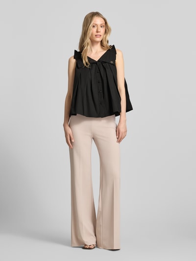 Frauenmodel trägt Bluse mit Umlegekragen und Rüschen von Rinascimento, schwarz, lockerer Schnitt, Baumwoll-Mix, Ganzkörperansicht von vorne.