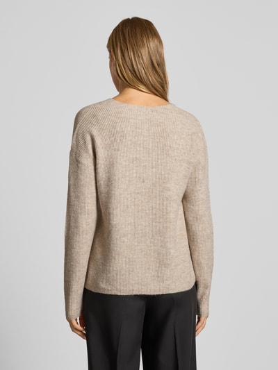 Only Sweter z dzianiny o kroju regular fit z dekoltem w serek model ‘CAMILLA’ Beżowy melanż 5