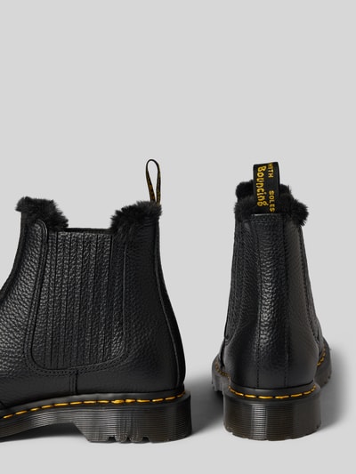 Productfoto, Chelsea Boots aus echtem Leder Modell 'Leonore II' van Dr. Martens voor dames, zwart leer met elastische inzet, binnenvoering in bontlook, geprofileerde zool, afgeronde vorm, hakhoogte maat 40: 4 cm, schachthoogte: 14 cm, schachtbreedte: 10 cm.