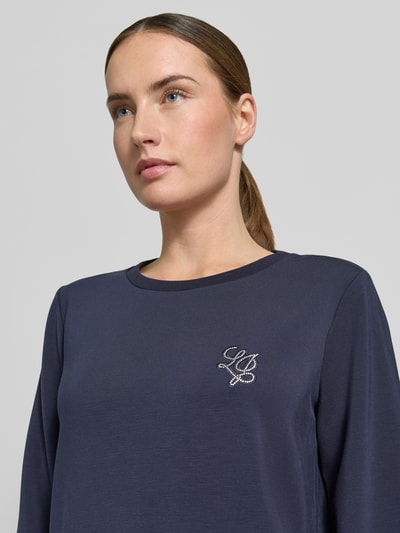 Frauenmodel trägt Sweatshirt aus Modal-Mix mit Rundhalsausschnitt von LIU JO SPORT, Regular-Fit, Logo, dunkelblau, Nahaufnahme Oberkörper.