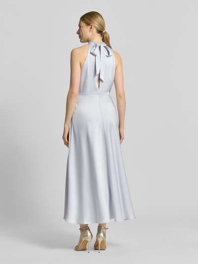 Frauenmodel trägt Midikleid mit Stehkragen Modell 'Rheo' von Samsøe Samsøe, helles Blau, ärmellos, tailliert, elastisches Material, Ganzkörperansicht Rückansicht.