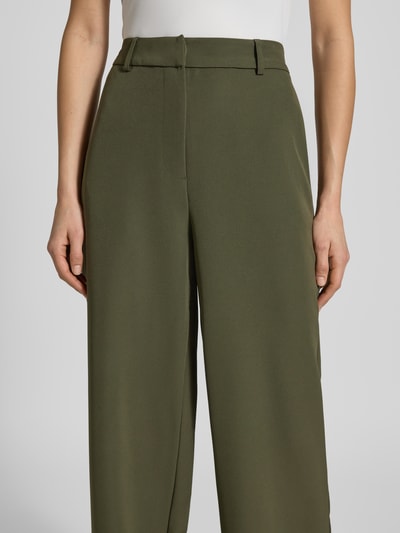 Frauenmodel trägt Wide Fit Stoffhose mit Gesäßtaschen Modell 'Jana' von Guido Maria Kretschmer, Elastischer-Material-Mix, Nahaufnahme Oberkörper.