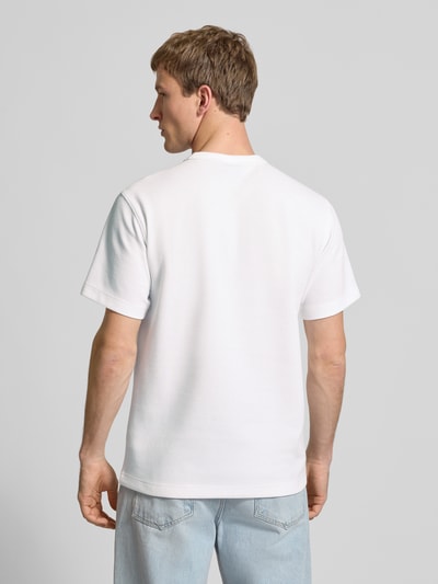 Mannelijk model draagt Regular fit T-shirt met structuurpatroon van G-Star Raw in wit, ronde hals, logoprint, ruglengte maat M 71 cm, volledig zicht van achteren.