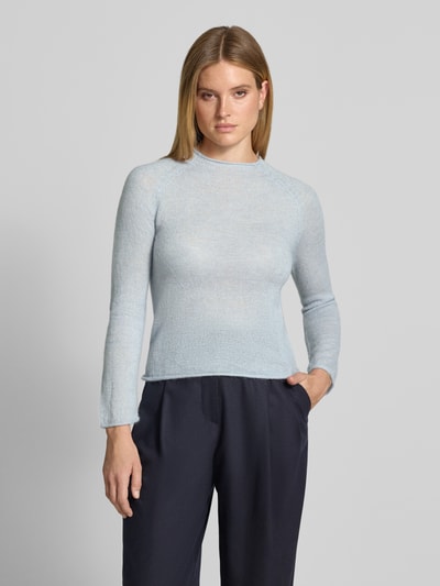 Vrouwenmodel draagt Slim Fit Pullover met Woll-Alpaka-Anteil van comma, lichtblauw, tricotlook, ronde hals, materiaal-mix, frontaal bovenlichaam close-up. Ruglengte maat 36: 59 cm, mouwlengte maat 36: 67 cm.