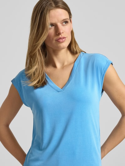 Frauenmodel trägt Loose Fit T-Shirt aus Modal-Mix Modell 'FREE' von Only, unifarbenes Blau, V-Ausschnitt, Nahaufnahme Oberkörper.