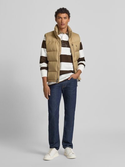 Männermodel draagt Sweatshirt met Labelstitching van Polo Ralph Lauren, puur katoen, regular fit, polokraag, knoopsluiting, ribboorden. Ganzkörperansicht von voren.