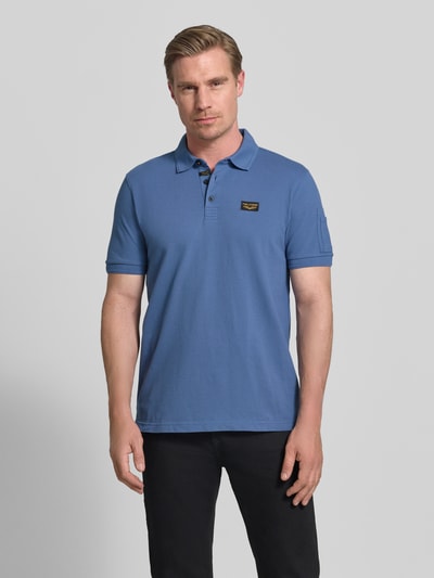 Männermodel trägt Slim Fit Poloshirt mit Logo-Patch von PME Legend aus elastischem Baumwoll-Mix in Blau mit Polokragen, Kurzärmelig, Ganzkörperansicht von vorne. Rückenlänge bei Größe M: 70 cm.