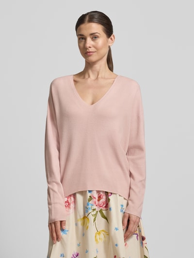 Frauenmodel trägt Pullover mit V-Ausschnitt Modell 'FREYJA' von Oui in zartem Rosa, lockerer Schnitt, feine Viskose-Mix-Textur, Vorderansicht, Nahaufnahme Oberkörper.
