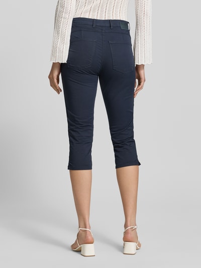 Frauenmodel trägt Skinny Fit Caprihose aus Baumwoll-Mix Modell 'LUCA' von Raphaela By Brax, Optik: Unifarben, Ganzkörperansicht Rückansicht.