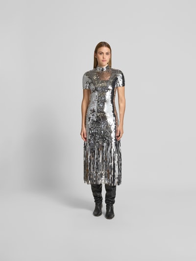 Frauenmodel trägt Maxikleid mit Allover-Zierbesatz von Self-Portrait, taillierte Passform, Stehkragen, Reißverschluss, kurzärmelig, silberfarbene, glänzende Textur, Gesamtlänge 133 cm, Brustweite 36 cm, Taillenweite 33 cm, Ganzkörperansicht von vorne.