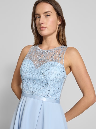 Vrouwenmodel draagt Cocktailjurk met ronde hals van Luxuar, getailleerd model, onderrok, naadritssluiting, maatinfo, nahaufnahme bovenlichaam.