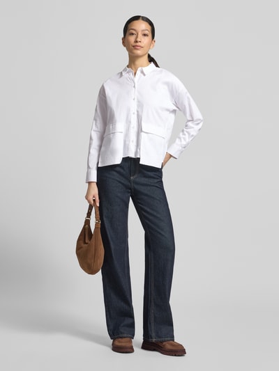 Frauenmodel trägt Regular Fit Bluse mit Pattentaschen von Smith and Soul aus Baumwoll-Mix, Hemdblusenkragen, weiß, Ganzkörperansicht von vorne.