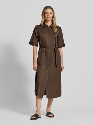 Frauenmodel trägt Hemdblusenkleid mit Bindegürtel von comma in Braun, Midilänge, Baumwoll-Mix mit Stretch, tailliert, Ganzkörperansicht von vorne