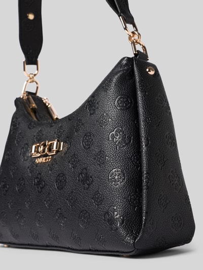 Produktfoto, Shoulder Bag in Leder-Optik mit Logo-Detail Modell 'Anise' von Guess, czarna torba na ramię z materiału skóropodobnego, strukturalna faktura, złote metalowe detale, detal z logo, Szerokość w rozmiarze 1: 30 cm, długość w rozmiarze 1: 19 cm, głębokość w rozmiarze 1: 8 cm, długość paska na ramię w rozmiarze 1: 52 cm, główna przegroda z zamkiem błyskawicznym.