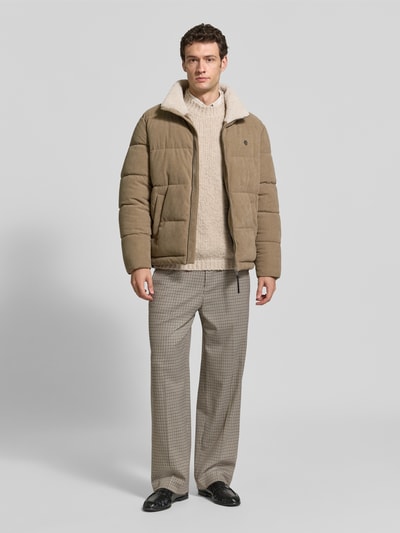 Männermodel trägt Hose mit Gesäßleistentaschen Modell 'WYACO' von DRYKORN, beige-gemustert, Straight Fit, Ganzkörperansicht von vorne.