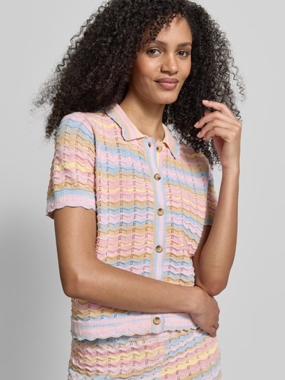 Modelka kobieca nosi Slim Fit Cardigan in Strick-Optik od Jake*s Casual, pastelowe kolory, krótki rękaw, widok z przodu, zbliżenie na górę.