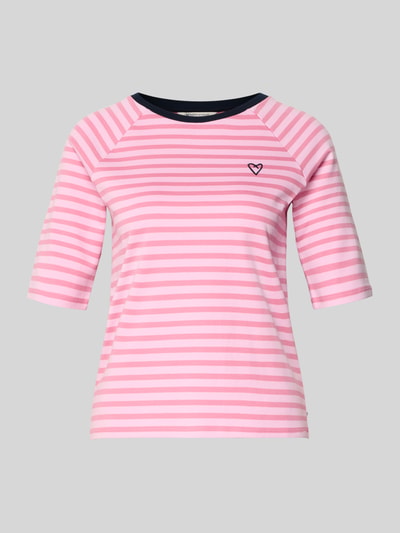 Produktfoto, Shaped Fit T-Shirt aus reiner Baumwolle von Tom Tailor Denim in Rosa und Weiß, gestreift, Label- und Herz-Stitching, Rundhalsausschnitt, Kurzarm, Feinripptextur