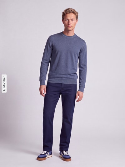 Mężczyzna model nosi Regular Fit Pullover aus reiner Schurwolle Modell 'Kestefo' od BOSS Orange, kolor niebieski, struktura gładka, pełny widok z przodu, KI-modifiziertes Bild.