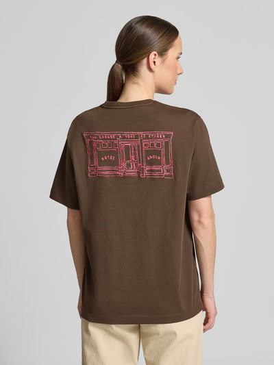 Vrouwenmodel draagt Relaxed Fit T-shirt uit puur katoen model 'BROOK SS HOTEL' van Selected Femme, look: effen, applicatie met labelstitching, ronde hals, korte mouw, jersey materiaalverwerking, kleur bruin, Ganzkörperansicht Rückansicht.