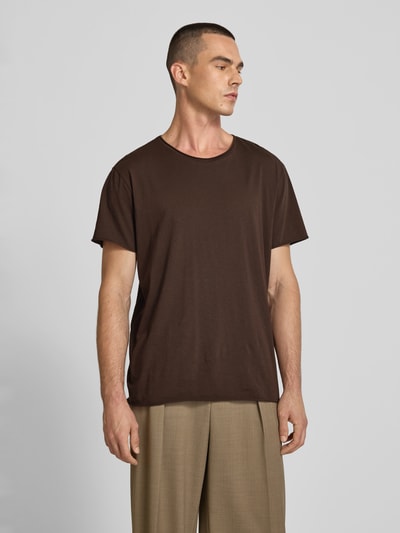 Männermodel trägt T-Shirt mit Rundhalsausschnitt von Filippa K in Braun, reine Baumwolle, Regular Fit, Nahaufnahme Oberkörper.